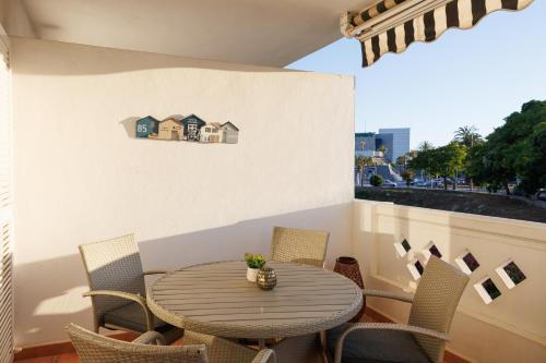 MARBELLA BANUS SUITES - Banús - Playa Rocio - Beachfront Complex -3BD-3BA - Direct Access to the Beach - Outdoor Terrace - 3 min Walk to Puerto Banús - Walk to Marina, Beach & El Corte Ing Luxury Shopping - Ideal for Families
