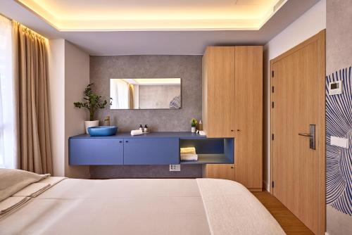 Ένα ή περισσότερα κρεβάτια σε δωμάτιο στο Universal Hotel Neptuno - Adults Only