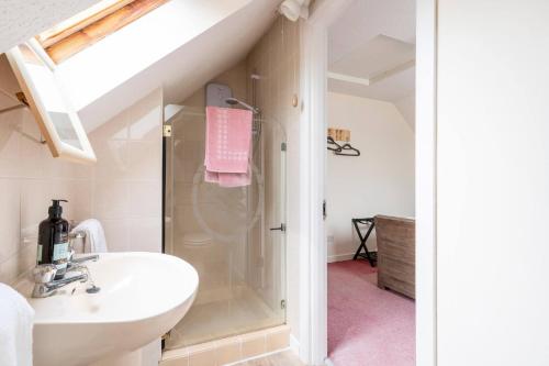ein Badezimmer mit Dusche und Waschbecken in der Unterkunft 3-Bed Portballintrae Home | Wi-Fi, Garden, Parking in Portballintrae