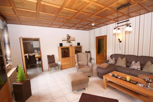 ein Wohnzimmer mit einem Sofa und einem Tisch in der Unterkunft Ferienwohnungen im Moseltal in Löf