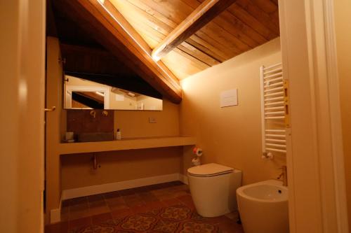 a bathroom with a white toilet in a room at Leano Agriresort in Piazza Armerina
