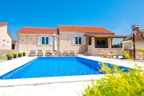 Villa Stone House with Pool
