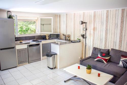 Photo de la galerie de l'établissement Villa 144 rez de jardin à la campagne avec piscine, à Le Revest-le-Eaux