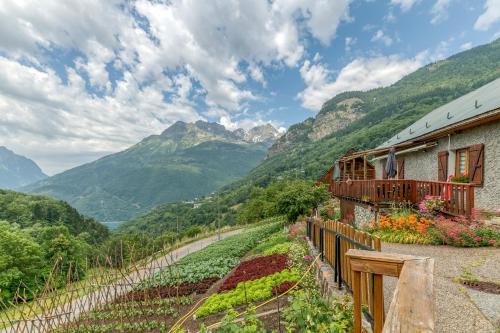 a house with a view of the mountains at Chambre d'hôte Gite Passoud in Oz