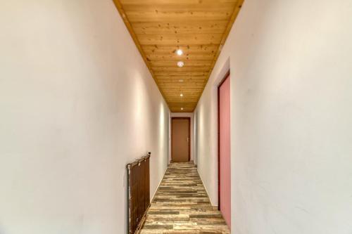 a corridor in a building with a wooden ceiling at Chambre d'hôte Gite Passoud in Oz
