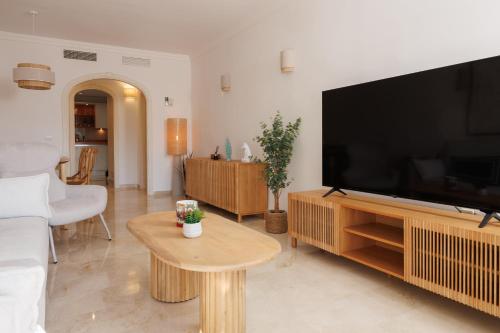 MARBELLA BANUS SUITES - Banús - Terrazas de Banús Urb- Premium 2BR - 2BA - Redecorated - Brand-New Furniture - Outdoor Terrace - Heart of Puerto Banús - Steps from Marina, Beach & El Corte Ing Luxury Shopping - Pools & Garden Solarium - Ideal for Families