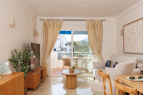 MARBELLA BANUS SUITES - Banús - Terrazas de Banús Urb- Premium 2BR - 2BA - Redecorated - Brand-New Furniture - Outdoor Terrace - Heart of Puerto Banús - Steps from Marina, Beach & El Corte Ing Luxury Shopping - Pools & Garden Solarium - Ideal for Families