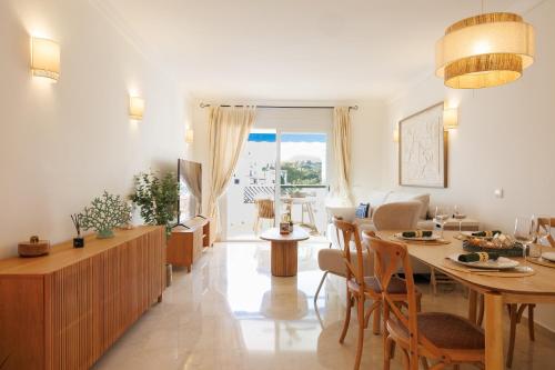 MARBELLA BANUS SUITES - Banús - Terrazas de Banús Urb- Premium 2BR - 2BA - Redecorated - Brand-New Furniture - Outdoor Terrace - Heart of Puerto Banús - Steps from Marina, Beach & El Corte Ing Luxury Shopping - Pools & Garden Solarium - Ideal for Families