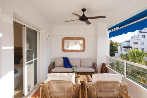MARBELLA BANUS SUITES - Banús - Terrazas de Banús Urb- Premium 2BR - 2BA - Redecorated - Brand-New Furniture - Outdoor Terrace - Heart of Puerto Banús - Steps from Marina, Beach & El Corte Ing Luxury Shopping - Pools & Garden Solarium - Ideal for Families