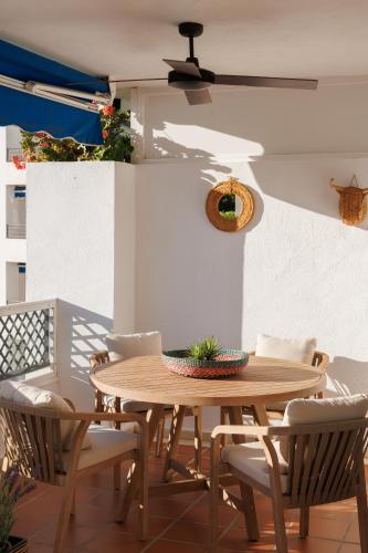 MARBELLA BANUS SUITES - Banús - Terrazas de Banús Urb- Premium 2BR - 2BA - Redecorated - Brand-New Furniture - Outdoor Terrace - Heart of Puerto Banús - Steps from Marina, Beach & El Corte Ing Luxury Shopping - Pools & Garden Solarium - Ideal for Families