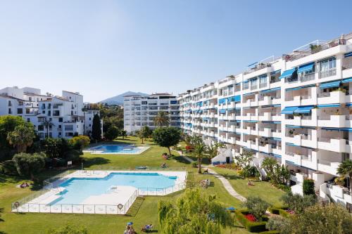 MARBELLA BANUS SUITES - Banús - Terrazas de Banús Urb- Premium 2BR - 2BA - Redecorated - Brand-New Furniture - Outdoor Terrace - Heart of Puerto Banús - Steps from Marina, Beach & El Corte Ing Luxury Shopping - Pools & Garden Solarium - Ideal for Families
