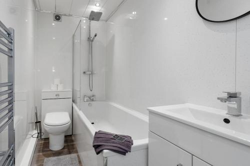 une salle de bains blanche avec toilettes et lavabo dans l'établissement Free Parking - Sleeps 6 - 2 Bedrooms - Newly Renovated, à Greenock