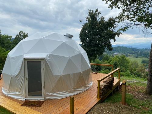 Nespecifikovaný výhled na hory nebo výhled na hory při pohledu z luxury tent