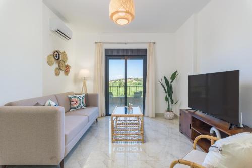 TV a/nebo společenská místnost v ubytování Glow - Stylish Apartments & Rooftops in Batroun
