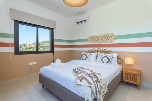 Postel nebo postele na pokoji v ubytování Glow - Stylish Apartments & Rooftops in Batroun