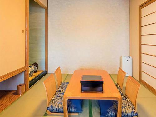 a dining room with a table and chairs at LiVEMAX RESORT Hakodate Greenpia Onuma in Mori