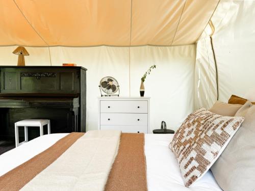 Katil atau katil-katil dalam bilik di Boho Park Glamping
