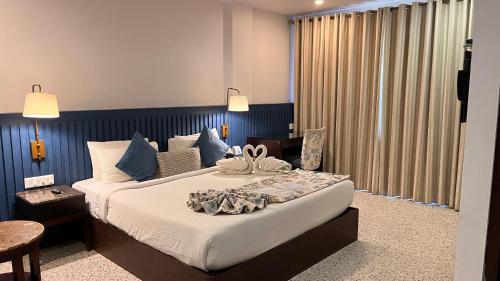 Una cama o camas en una habitación de Hotel TSG Grand