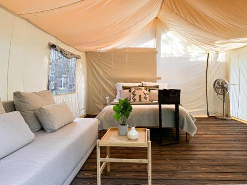 Ruang duduk di Boho Park Glamping