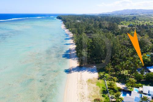 an aerial view of a beach with a yellow arrow at Villa Philibert in Riambel