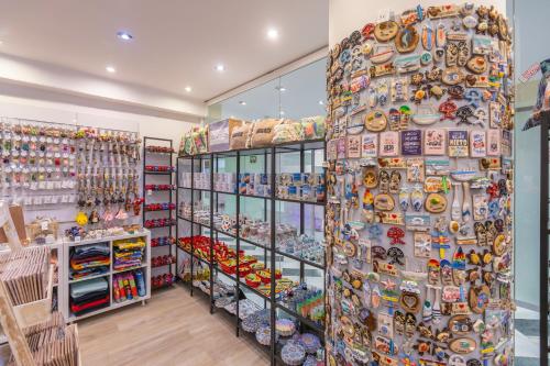 Supermarket nebo jiné obchody v  hotelu nebo okolí