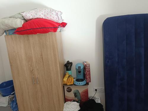 une chambre avec un lit superposé et un lit gmaxwell gmaxwell gmaxwellythonython dans l'établissement Studio, à Amiens