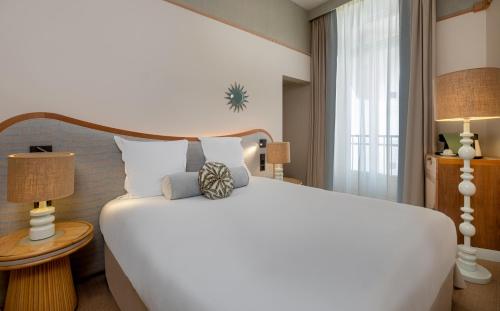 Кровать или кровати в номере Hôtel Le Soleia by Inwood Hotels