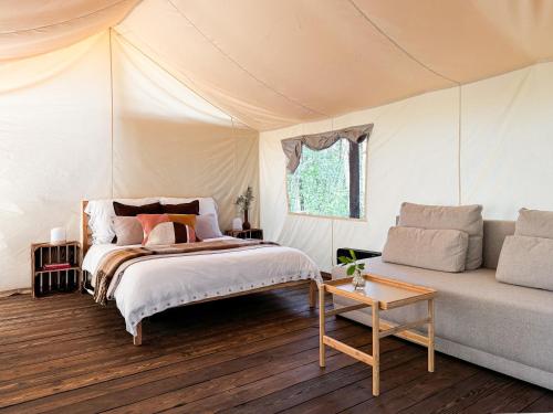 Katil atau katil-katil dalam bilik di Boho Park Glamping