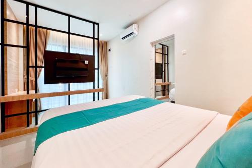 Кровать или кровати в номере Sans Vibes Millennium Garden Medan