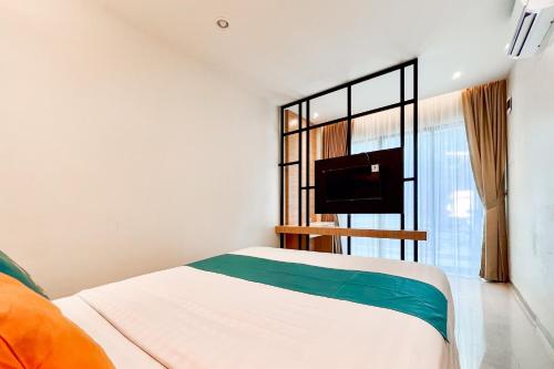 Кровать или кровати в номере Sans Vibes Millennium Garden Medan