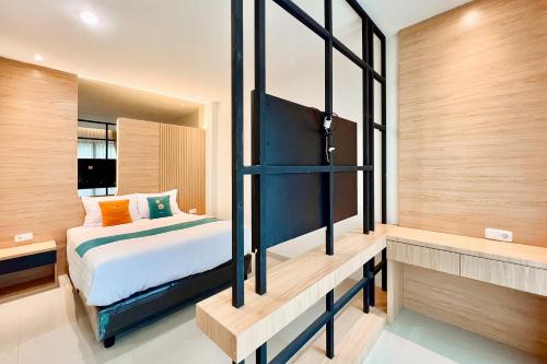 Кровать или кровати в номере Sans Vibes Millennium Garden Medan