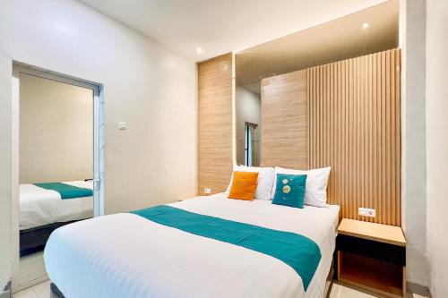 Кровать или кровати в номере Sans Vibes Millennium Garden Medan