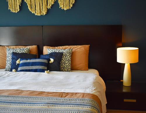 a bedroom with a bed with a blue wall at Departamento Mayan Lakes T9 - Albercas, club de playa, tenis, pádel y más in Acapulco