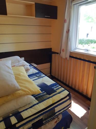 Ce lit se trouve dans un dortoir doté d'une fenêtre et d'un lit sidx sidx. dans l'établissement emplacement 490, à Gastes