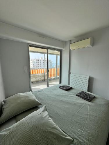 Ένα ή περισσότερα κρεβάτια σε δωμάτιο στο Superbe appartement vue mer garage privatif ferme