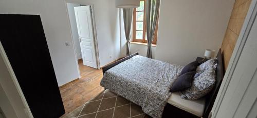 a small bedroom with a bed and a window at Pyrenean Pursuits in Biert
