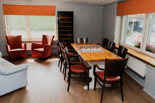 Pokój z szachownicą na stole i krzesłami w obiekcie Cottage Walteri w mieście Tetele