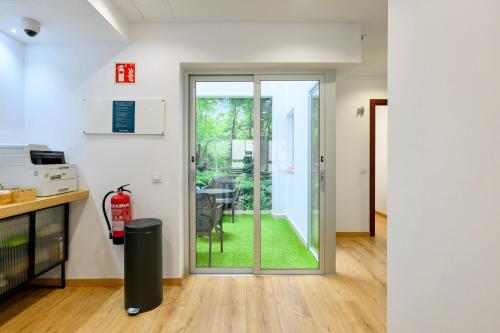 a kitchen with a sliding glass door leading to a yard at Hotel Emeté & Coworking by Airnest in Las Palmas de Gran Canaria