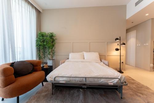 Elegant Luxury Apartment with Stunning Lake Views in Dubai Creek ... - Boutique Luxury Apartment Views