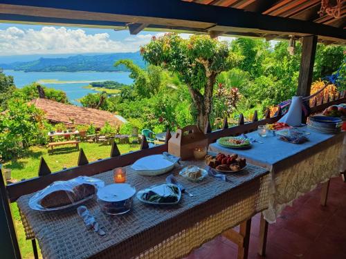 a table with food and a view of the water at Casa lichis habitación basica in Suchitoto
