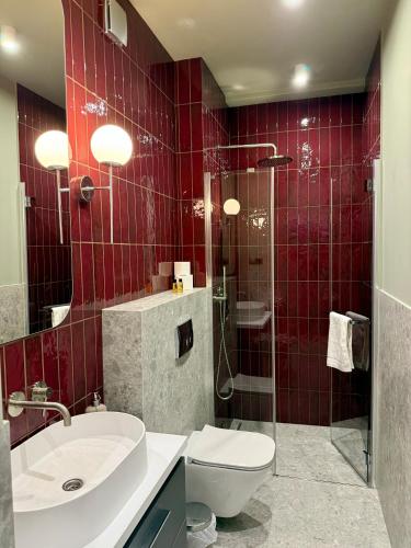 a bathroom with a toilet and a sink and a shower at ROOSEVELTA RESIDENCE Apartments - przy OFF Piotrkowska in Łódź