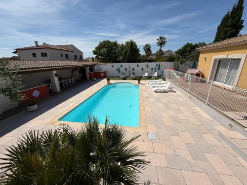 una piscina in mezzo a un cortile di Villa proche cap d’agde a Bessan