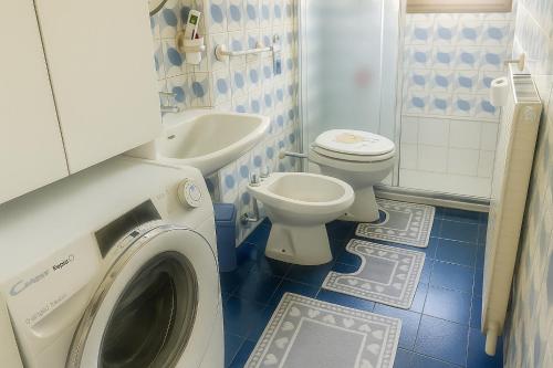 Ένα μπάνιο στο Yes I Know My Room - Claudia e Lory