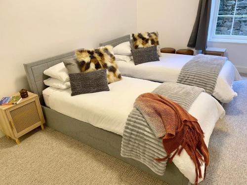 two beds in a room with two beds sidx sidx sidx sidx at Edinburgh City Centre Oasis in Edinburgh
