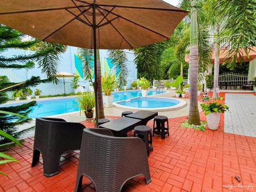 Bazén v ubytování Carms Villa Resort nebo v jeho okolí