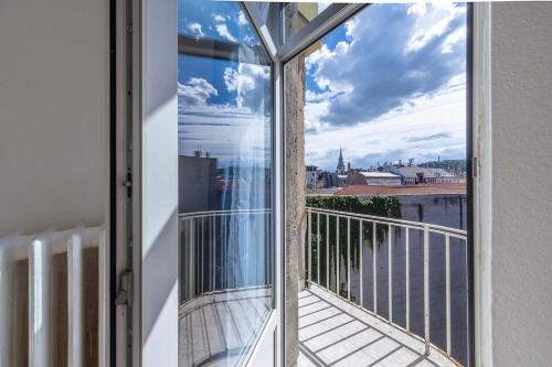 Brand new Fakés-Two balconies above the citycenter