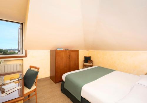 a hotel room with a bed and a window at Hotel & Residence Venezia 2000 in Venice-Lido
