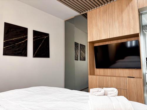 Una televisión o centro de entretenimiento en Airport SkyLuxe Luxury Residence