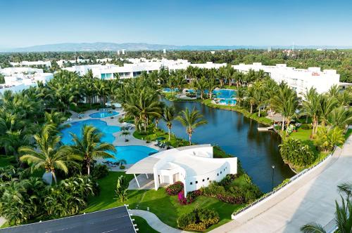 an aerial view of the pool at the resort at Departamento Mayan Lakes T9 - Albercas, club de playa, tenis, pádel y más in Acapulco
