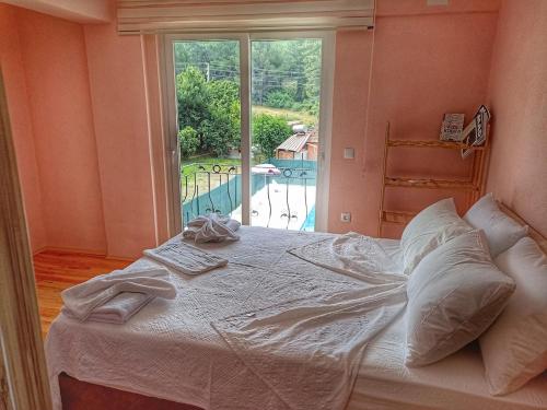Ένα ή περισσότερα κρεβάτια σε δωμάτιο στο Villa Mayki